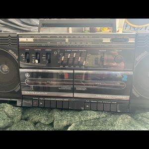 GE 3-5676A boom box with detachable speakers